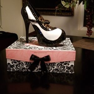 Bordello women's black and white pumps size 8 NWT